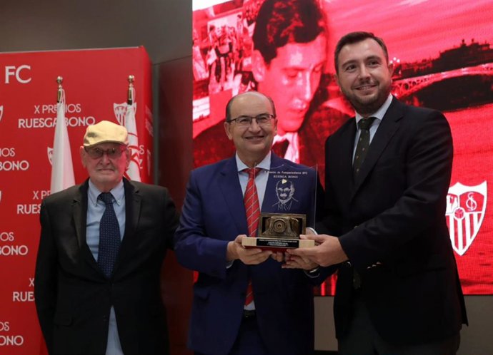 El presidente del Sevilla FC, José Castro, ha entregado este martes el X 'Premio SFC Manuel Ruesga Bono' al fotoperiodista sevillano de la Agencia Europa Press Andalucía Joaquín Corchero.
