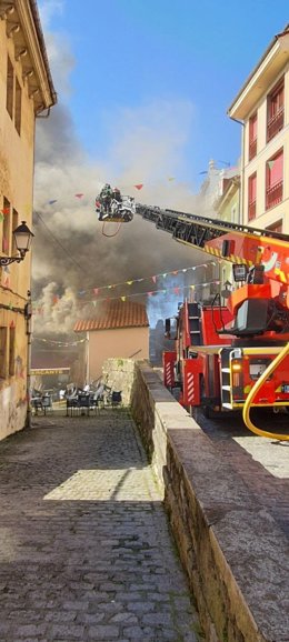 Bomberos intervenienen en la extinción de un incendio en el restaurante El Mercante, en Cimadevilla (Gijón)