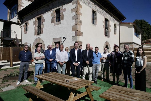 El consejero de Desarrollo Rural, Guillermo Blanco, asiste a la firma de 13 contratos a través del programa LEADER para proyectos de emprendimiento.