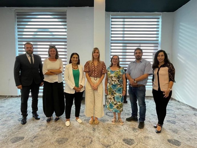 La consellera d'Acció Exterior, Victria Alsina, amb representants d'organitzacions de la societat civil palestina a Ramallah