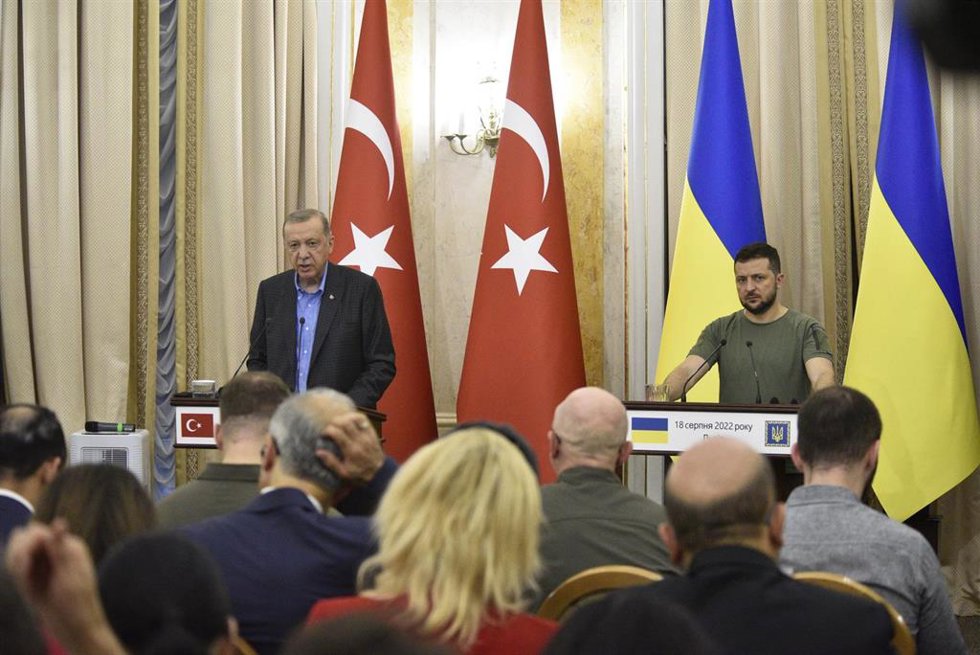 Archivo - El presidente de Turquía, Recep Tayyip Erdogan, junto con su homólogo ucraniano, Volodimir Zelenski