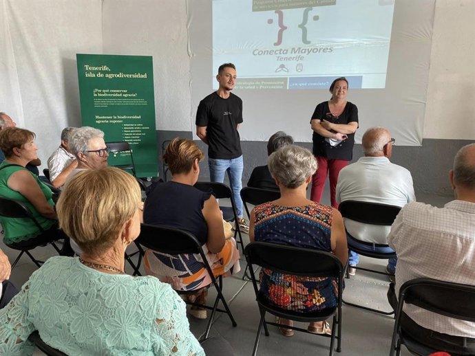 La consejera de Acción Social del Cabildo de Tenerife, Marián Franquet, en un encuentro con personas mayores