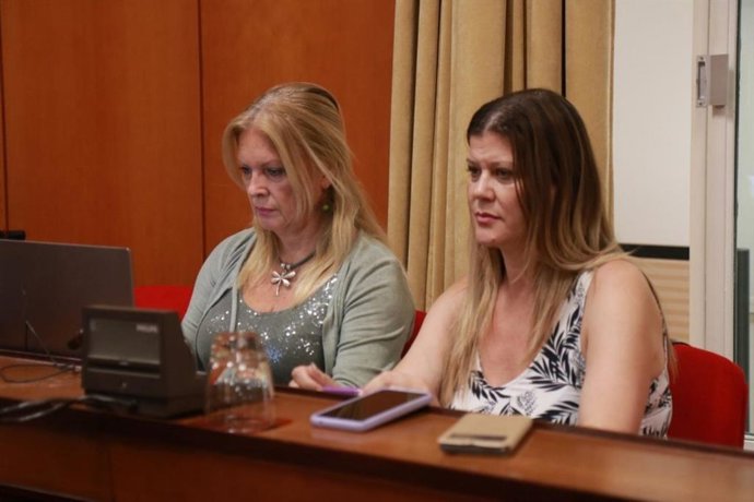 Las ediles de Podemos, Cristina Pedrajas y Ana Mercedes Muñoz (dcha.) en un Pleno.