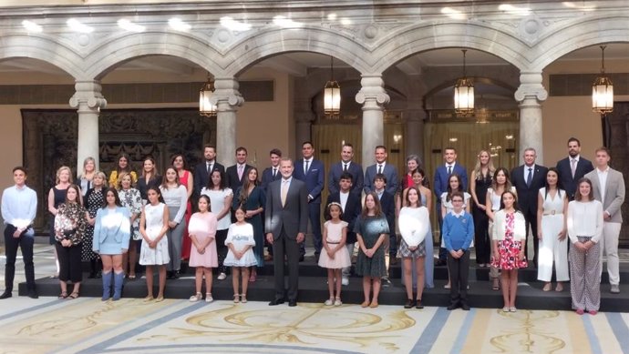 Felipe VI recibe en El Pardo a los escolares ganadores de la 40 edición del certamen '¿Qué es un rey para ti?'