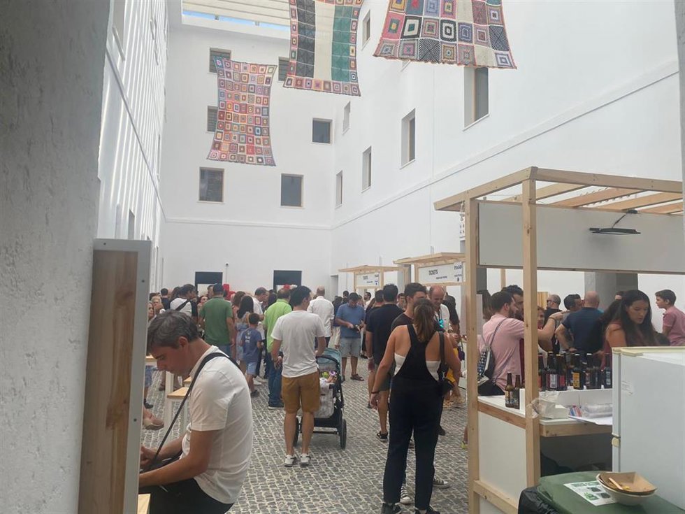 El público entre los stands de las cerveceras en el Hospital -Centro Vivo de Badajoz.