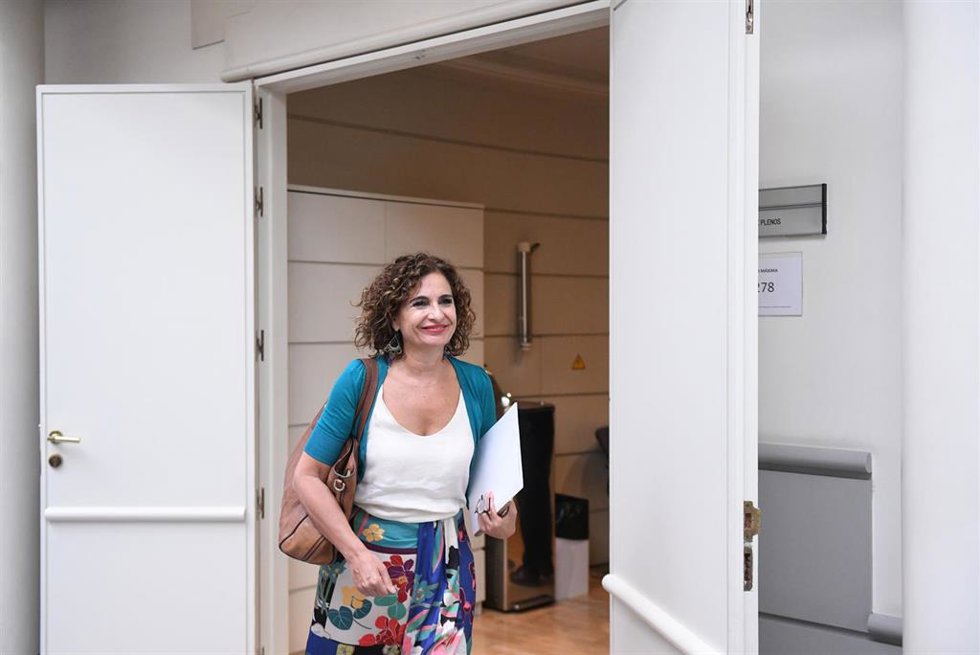 La ministra de Hacienda, María Jesús Montero, a su llegada a una sesión de control al Gobierno en el Senado, a 20 de septiembre de 2022, en Madrid (España).