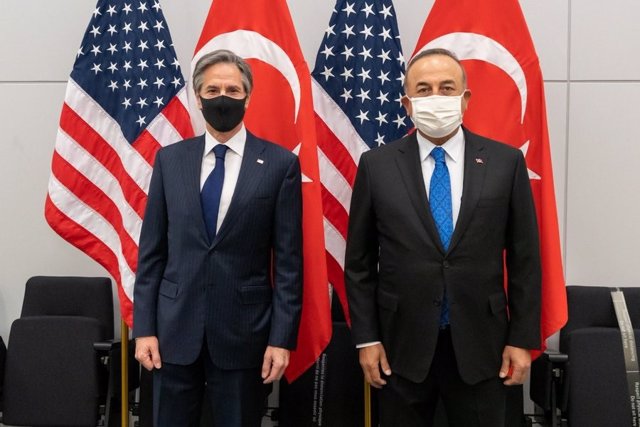 Archivo - El secretario de Estado de Estados Unidos, Antony Blinken, junto con el ministro de Exteriores de Turquía, Mevlut Cavusoglu