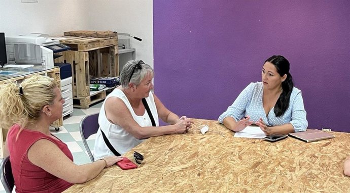 Reunión de la parlamentaria de Por Andalucía, Alejandra Durán, a la derecha en la imagen, en el PEF