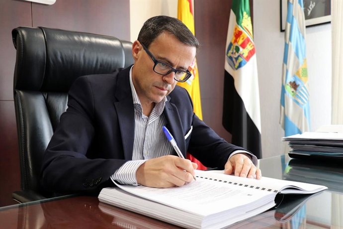 Archivo - El presidente de la Diputación de Badajoz y alcalde de Villanueva de la Serena, Miguel Ángel Gallardo.