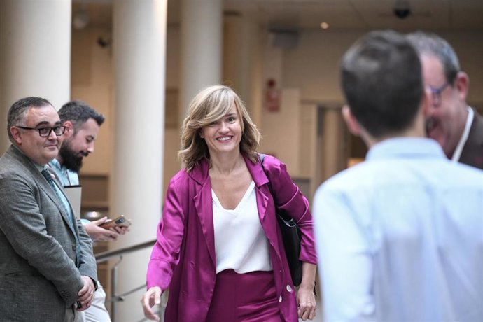 La ministra de Educación y Formación Profesional y portavoz del partido socialista (PSOE), Pilar Alegría, a su llegada a una sesión de control al Gobierno en el Senado, a 20 de septiembre de 2022, en Madrid (España).