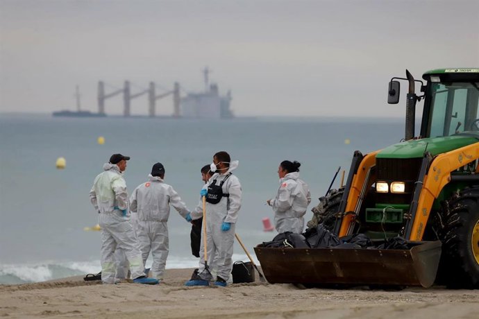 Trabajadores municipales en la playa de Santa Bárbara en La Línea con restos del vertido del OS 35 a 20 de septiembre del 2022 en La Línea (Cádiz, Andalucía, España)