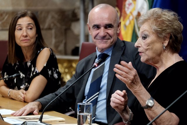 El Ayuntamiento de Sevilla publica el libro 'Angelita Yruela, relato de vida de una saetera'