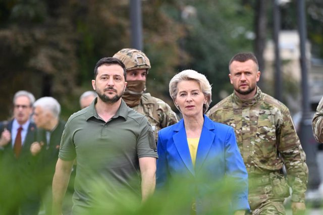 Archivo - La presidenta de la Comisión Europea, Ursula von der Leyen, junto al presidente de Ucrania, Volodimir Zelenski, durante una visita a Kiev