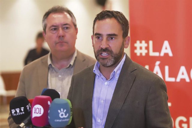 El secretario general del PSOE de Málaga, Daniel Pérez, atiende a los medios de comunicación durante la reunión de la Comisión Ejecutiva Regional del PSOE en el Hotel Ilunion Málaga (Foto de archivo).