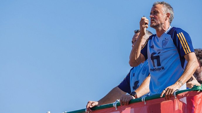 Luis Enrique Martínez da instrucciones a sus jugadores con un pequeño 'walkie-talkie'
