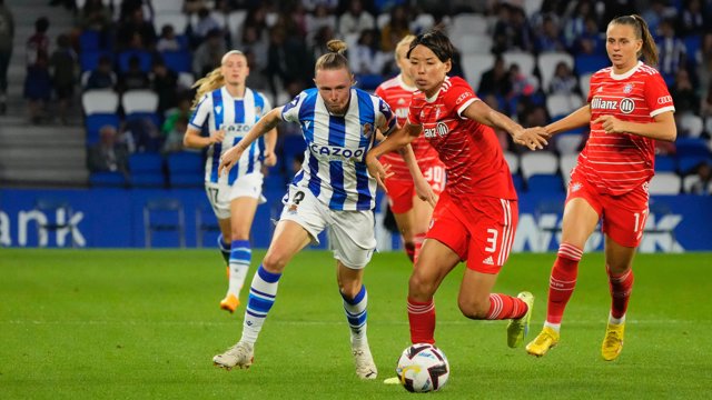 Franssi intenta irse de Kumagai durante el duelo entre la Real Sociedad y el Bayern del 'playoff' de acceso a la Liga de Campeones Femenina 2022-2023