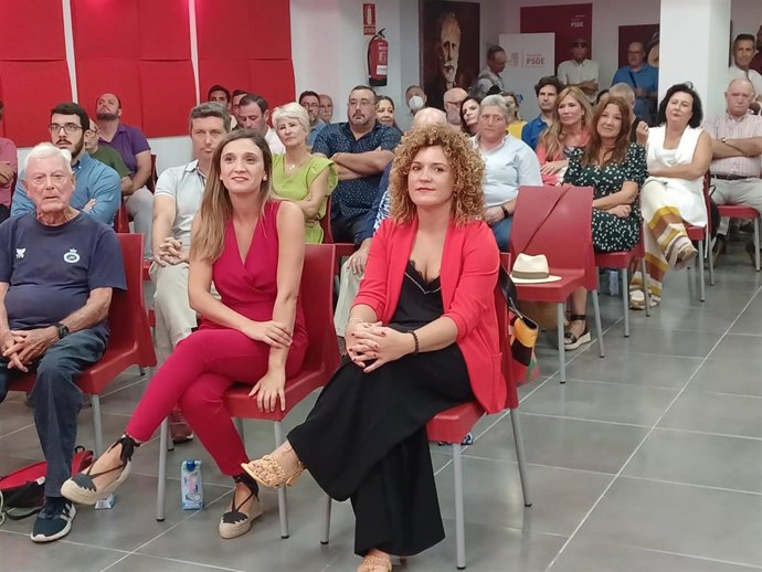 La secretaria general del PSOE de Huelva, María Eugenia Limón junto a parlamentaria andaluza por el PSOE de Huelva María Márquez en el acto celebrado esrte martes.