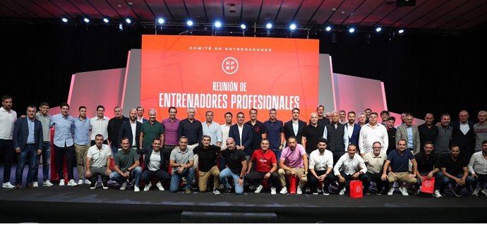 Foto de grupo tras la reunión organizada por el Comité de Entrenadores de la RFEF