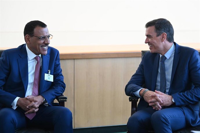El presidente del Gobierno, Pedro Sánchez, y el presidente de Níger, Mohamed Bazoum