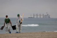 La Junta prohíbe el baño en la playa de Levante El Carmen de La Línea (Cádiz) como consecuencia del vertido del OS35