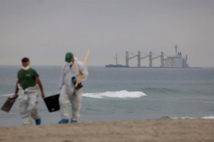 Trabajadores municipales en la playa de Santa Bárbara en La Línea con restos del vertido del OS 35 a 20 de septiembre del 2022 en La Línea (Cádiz, Andalucía, España).