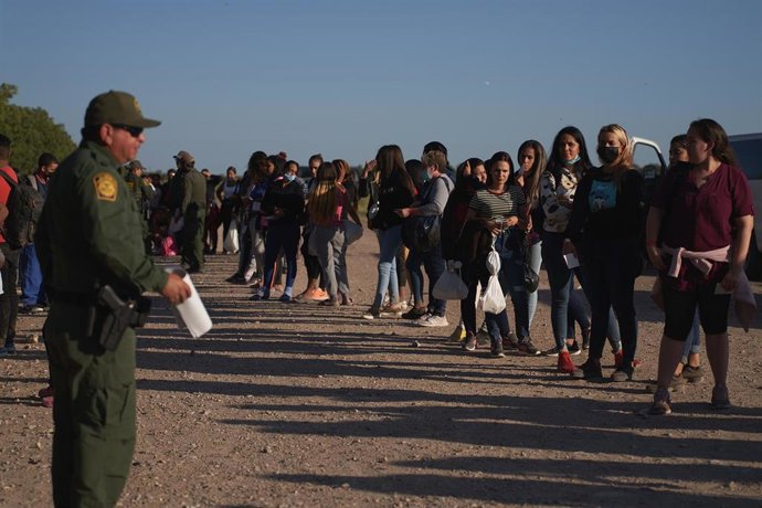 Archivo - Los migrantes, que forman parte de un grupo de más de 200, son procesados por la Patrulla Fronteriza de EE.UU. tras cruzar ilegalmente el Río Grande desde México hacia Texas. (ARCHIVO)