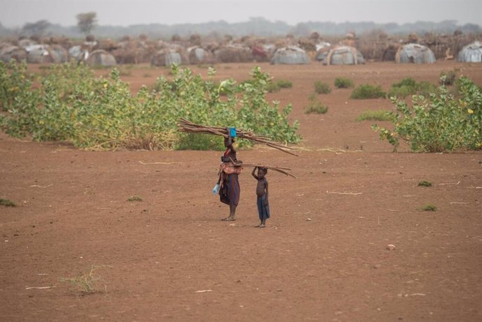 Archivo - Una mujer y un niño en la zona Sur de Omo, en Etiopía, afectada por la sequía