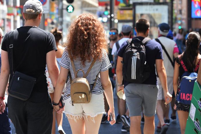 Archivo - Una pareja paseando