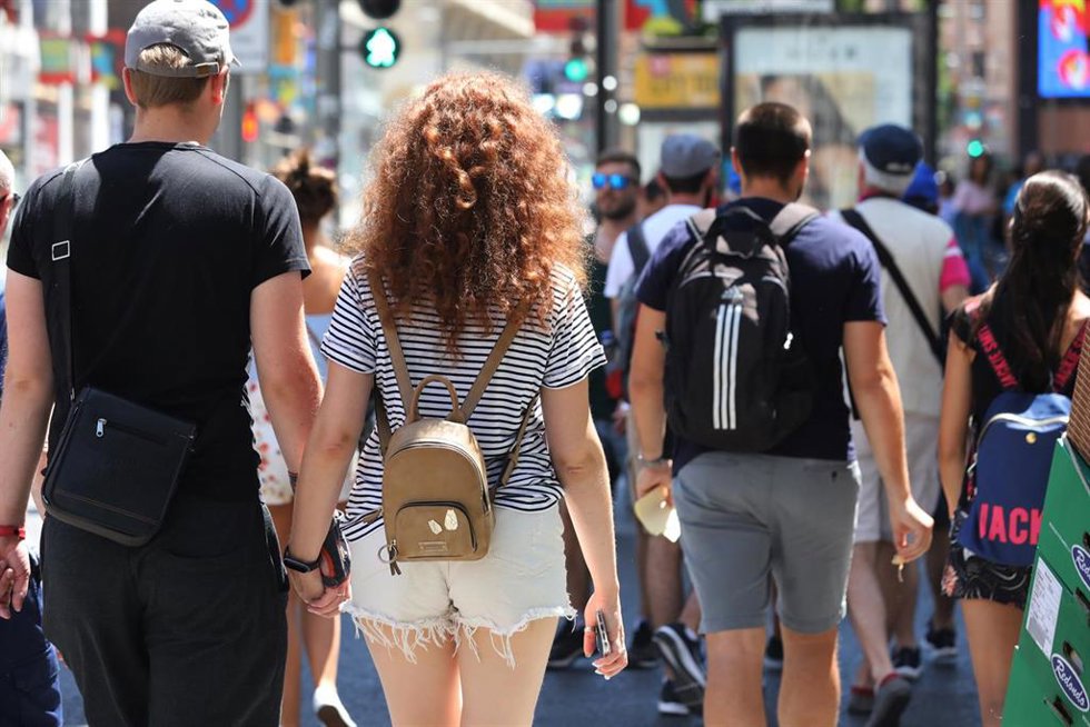 Archivo - Una pareja paseando