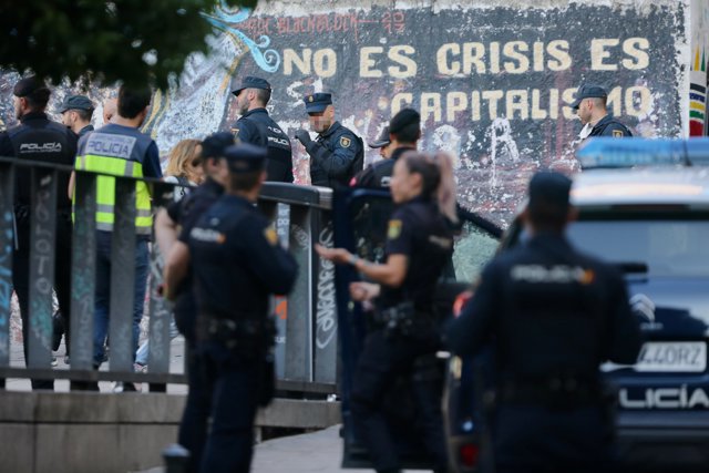 Varios agentes de Policía Nacional durante el desalojo del edificio okupado ‘La Quimera’, en el barrio de Lavapiés, a 21 de septiembre de 2022, en Madrid (España). 