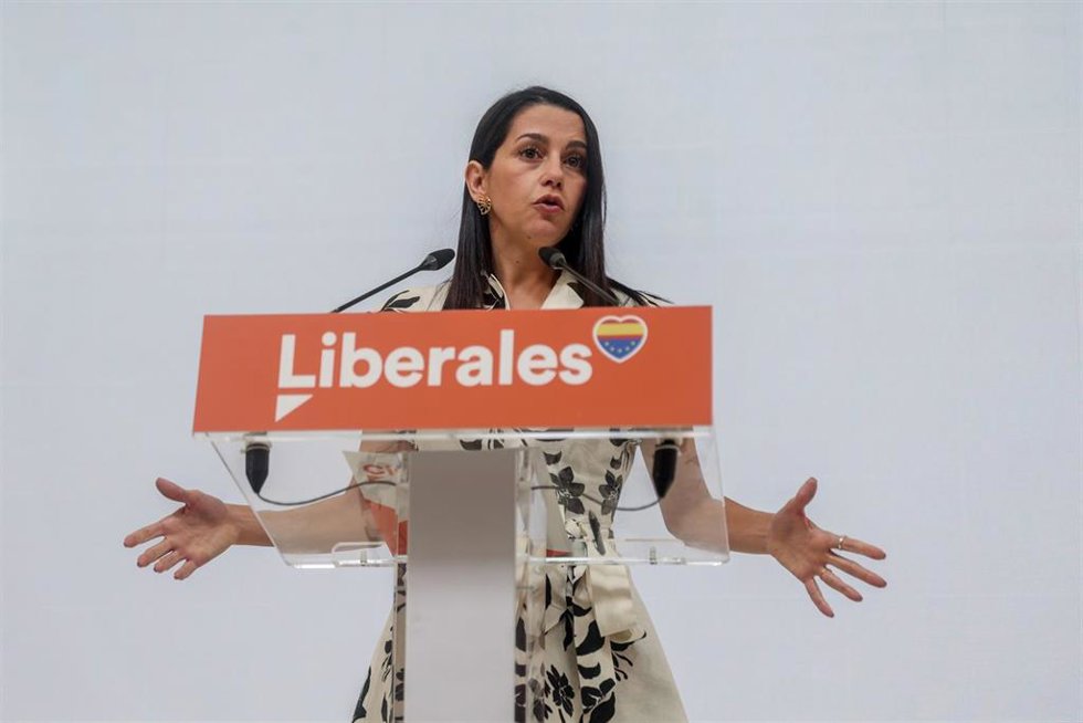 La presidenta de Ciudadanos, Inés Arrimadas, comparece después de una reunión conjunta del Comité Permanente y el Equipo de Ciudadanos, en la sede nacional de Cs, a 5 de septiembre de 2022, en Madrid (España).