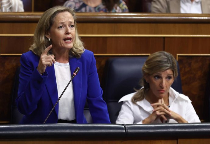La vicepresidenta primera y ministra de Asuntos Económicos y Transformación Digital, Nadia Calviño, interviene en una sesión plenaria en el Congreso de los Diputados, a 21 de septiembre de 2022, en Madrid (España). Durante el pleno, el ministro de Inter