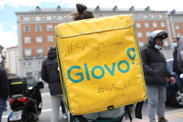 Un repartidor de Glovo participa en una manifestación en Moncloa, a 11 de mayo de 2021, en Madrid (España). 