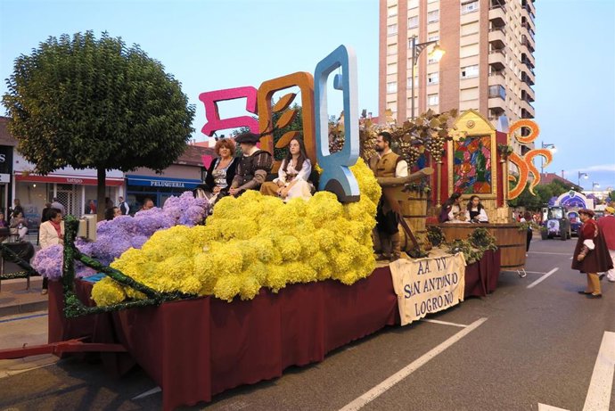 Archivo - Desfile de carrozas en Logroño del año 2019