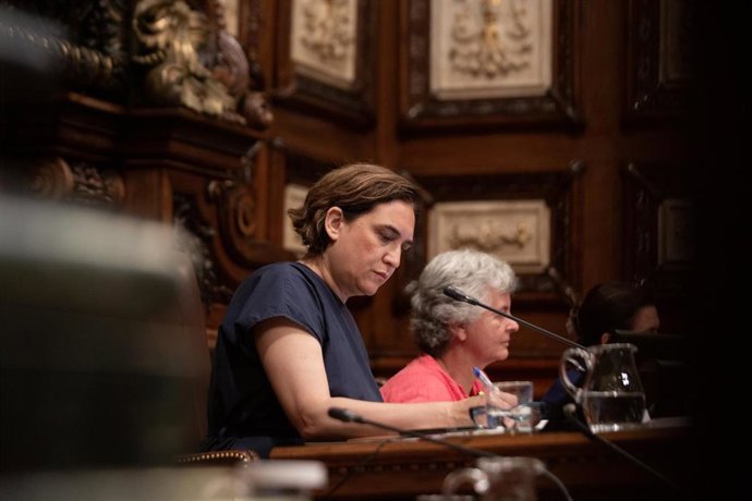 Archivo - La alcaldesa de Barcelona, Ada Colau, preside una sesión plenaria en el Ayuntamiento de Barcelona, a 22 de julio de 2022, en Barcelona, Catalunya (España).  El pleno de hoy debate una proposición con contenido de declaración institucional de J