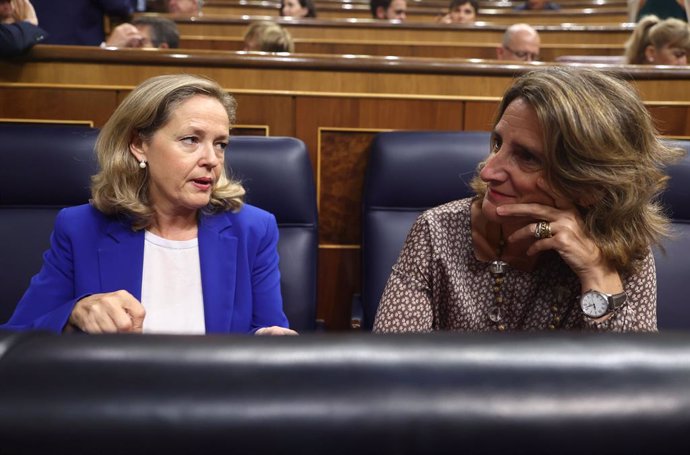 La vicepresidenta primera y ministra de Asuntos Económicos y Transformación Digital, Nadia Calviño (i) y la vicepresidenta tercera y ministra para la Transición Ecológica, Teresa Ribera (d), durante una sesión plenaria en el Congreso de los Diputados, a