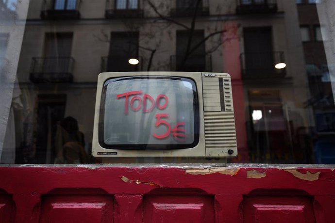 Archivo - Televisor antiguo en una tienda de ropa de segunda mano