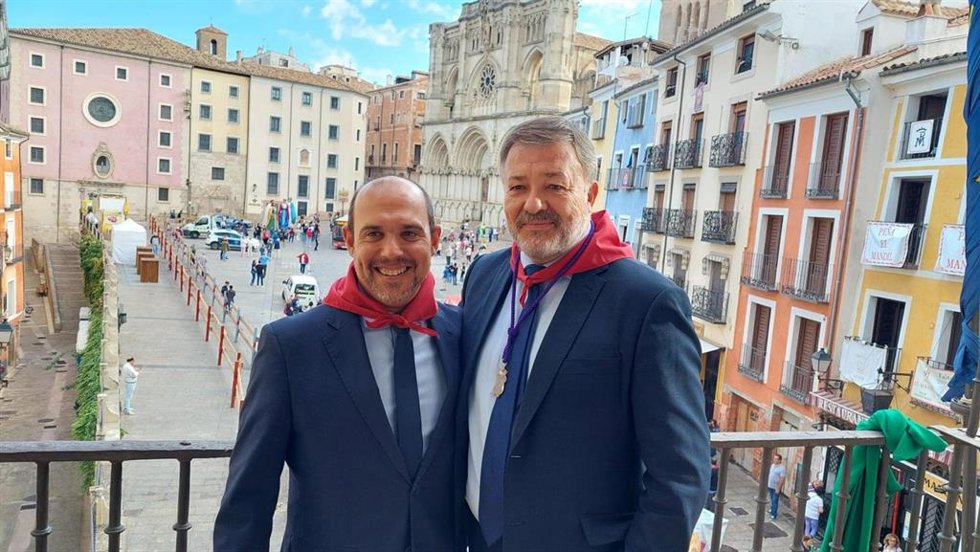 El presidente de las Cortes, Pablo Bellido, y el alcalde de Cuenca, Darío Dolz