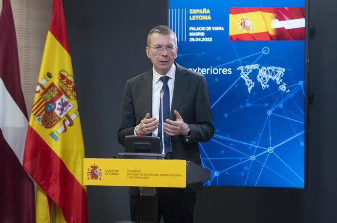 Archivo - El ministro de Relaciones Exteriores de la República de Letonia, Edgars Rinkevics, interviene en una rueda de prensa tras una reunión con el ministro de Asuntos Exteriores, Unión Europea y Cooperación, José Manuel Albares, en el Palacio de Via