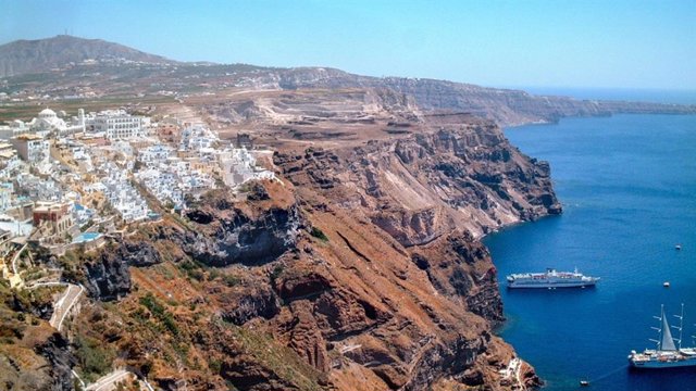 La isla griega de Santorini, conocida tradicionalmente como Thera, experimentó una de las erupciones volcánicas más grandes de la época del Holoceno, muy probablemente entre 1609 y 1560 a.C.