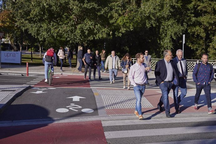 El alcalde de Pamplona, Enrique Maya, visita los nuevos 1,7 kilómetros de carril bici en las zonas de las universidades públicas.