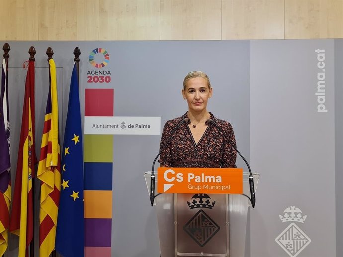 La portavoz de Cs en el Ayuntamiento de Palma, Eva Pomar, en una rueda de prensa.