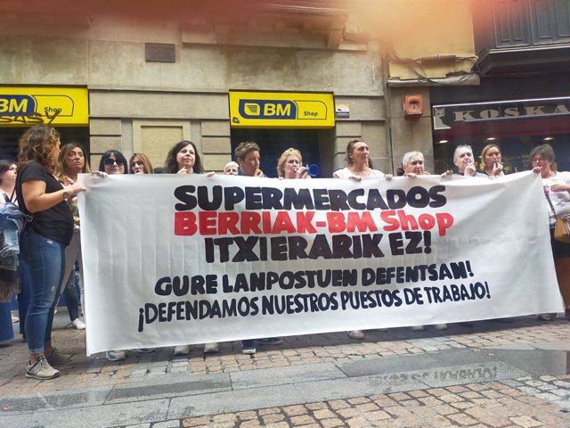Protesta de trabajadores de SuperBerriak en Bilbao contra el ERE anunciado por la empresa