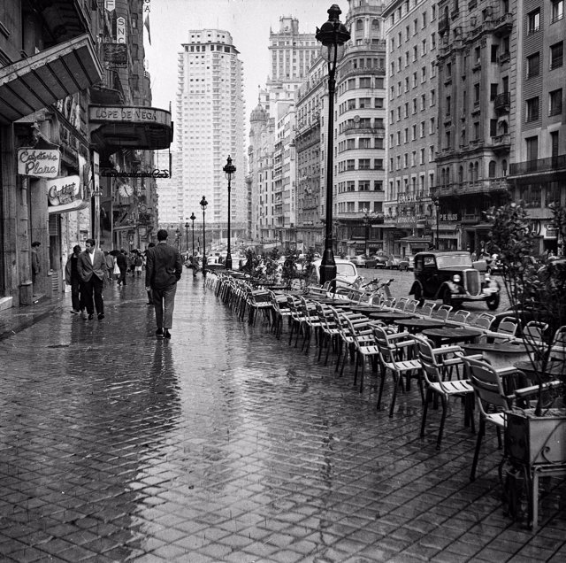 MADRID, ESPAÑA - CA 1959: Imagen de la Gran Vía de Madrid bajo la lluvia