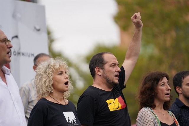 Mònica Terribas al costat del també membre de la Junta d'Òmnium David Fernández
