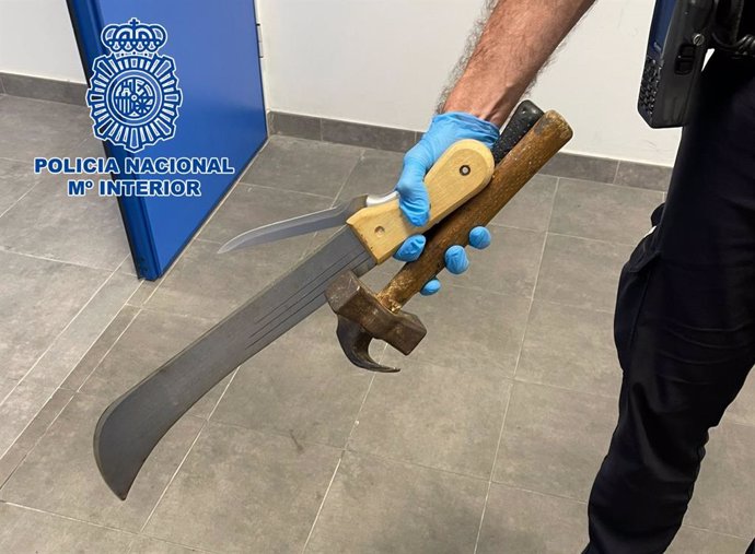 Cuchillo, machete y martillo incautados por la Policía Nacional