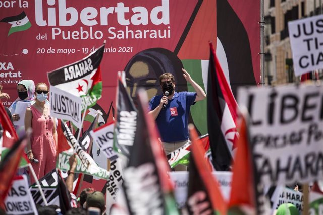 Archivo - El eurodiputado de Unidas Podemos Miguel Urbán , ofrece un discurso político en una manifestación por la libertad del Pueblo Saharaui, donde han participado decenas de personas, en la Puerta del Sol, a 19 de junio de 2021, en Madrid (España).