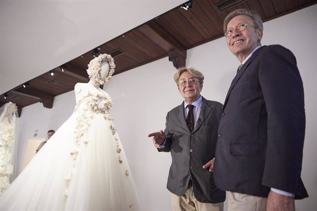 Archivo - Victorio & Lucchino posan ante un vestido de novia durante la inauguración del espacio expositivo Victorio & Lucchino