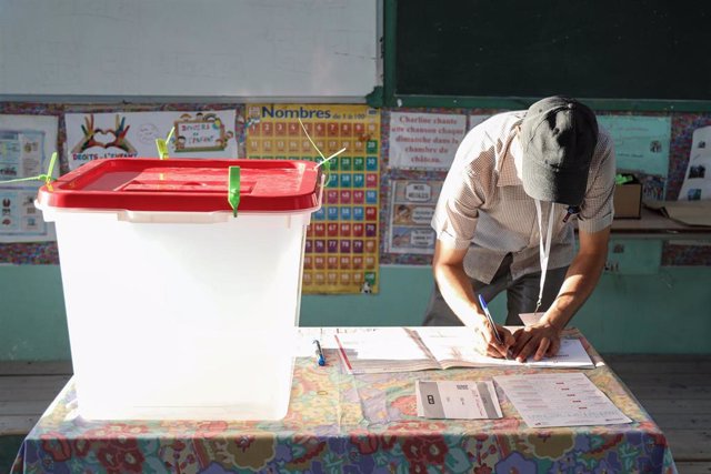 Archivo - Un hombre vota durante el referéndum constitucional en Túnez