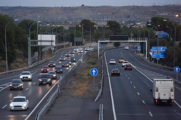 Una fila de vehículos en la carretera A3 desde el kilómetro 19, el último día de la Operación Retorno del verano, a 28 de agosto de 2022, en Madrid (España).